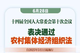 反观……小托马斯运球摔倒 旁边篮网主帅沃恩跳起来光速叫暂停！